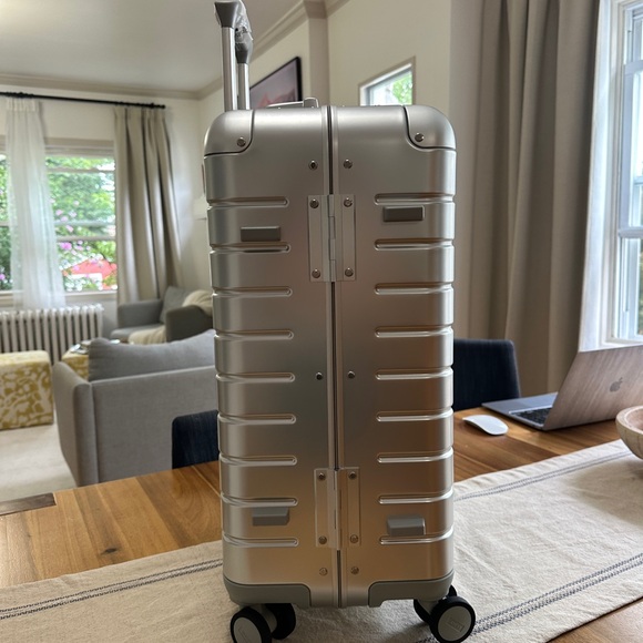 Away The Bigger Carry-On: Aluminum Edition - Brand new in box - Picture 4 of 12